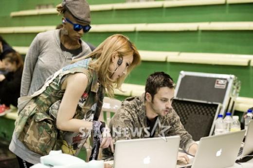 공연 스태프와 이야기 중인 2NE1의 씨엘(가운데) ⓒ=스타뉴스