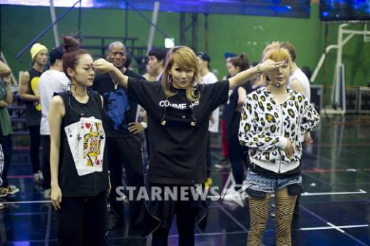 2NE1의 산다라박 씨엘 박봄(맨 앞 줄 왼쪽부터) ⓒ스타뉴스