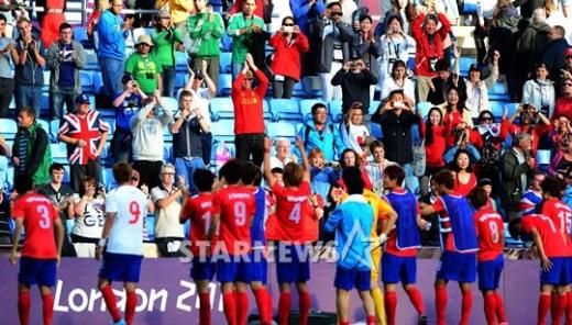 지난 29일(현지시각) 영국 코벤트리에서 스위스 맞붙은 런던올림픽 조별리그 2차전 경기를 2대1 승리로 마무리한 한국 대표팀 선수들이 팬들에게 인사를 하고 있다. ⓒ런던=올림픽사진공동취재단