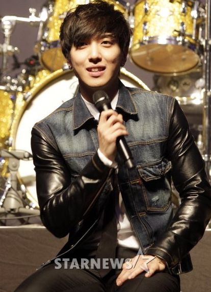 CN Blue’s Jung Yong Hwa emerges as a “song writing idol” by writing 17 songs in year 2012