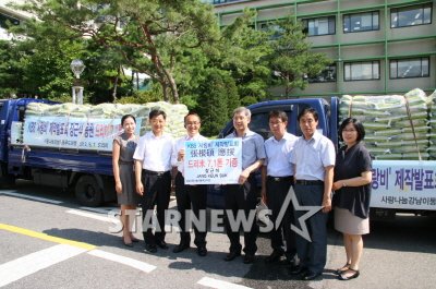 ↑강남구(구청장 신연희)는 지난 7일 강남구청 주차장에서 한류스타 ‘장근석’으로부터 쌀 7100kg을 전달받는 기념식을 열었다.