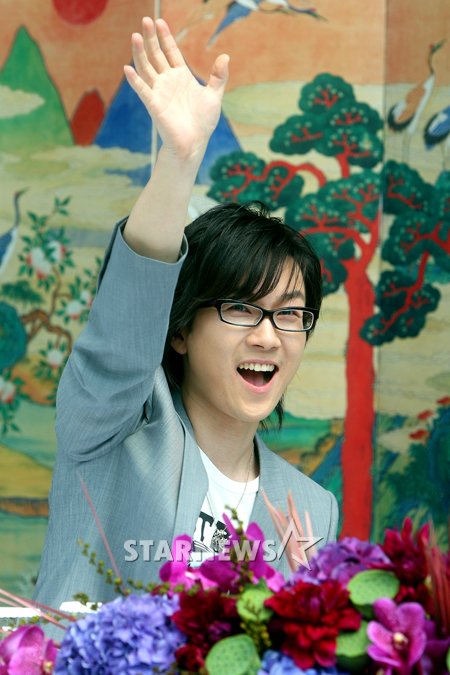 A “Seo Taiji Choir” is organized to celebrate the singer’s 20th anniversary