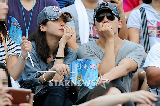 싸이 콘서트 현장을 찾은 이보영(왼쪽) 지성 ⓒ장문선 인턴기자