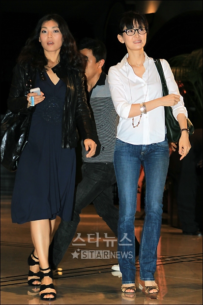 언니 채시라(오른쪽)와 함께 패션쇼장을 찾은 채국희 ⓒ머니투데이 스타뉴스