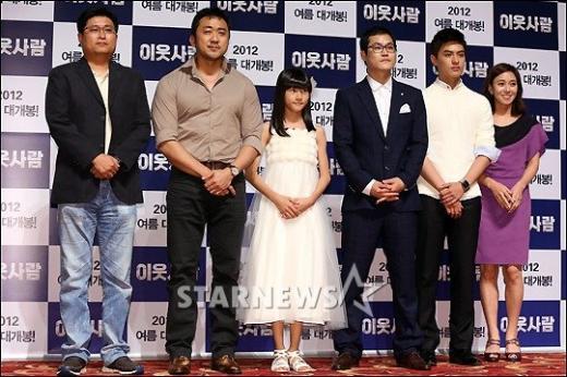 사진 왼쪽부터 김휘 감독, 마동석, 김새론, 김성균, 도지한, 장영남 ⓒ임성균 기자