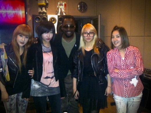 지난해 한국 방문 당시 YG사옥을 찾을 때 2NE1과 만난 윌 아이 엠(가운데) 