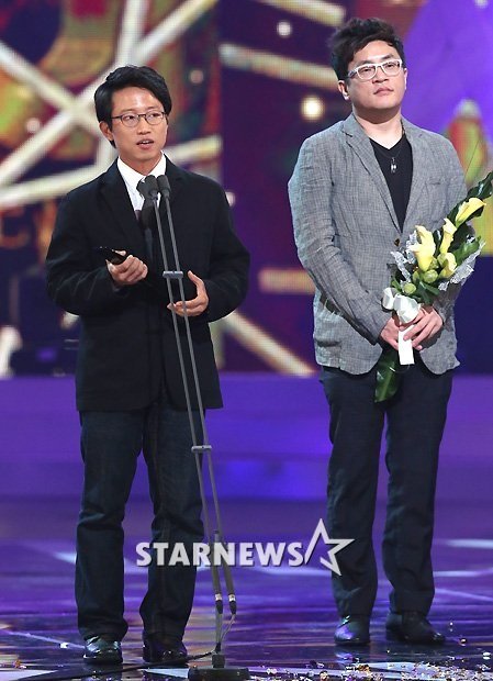 2012 서울드라마어워즈에서 대상을 수상한 SBS \'뿌리 깊은 나무\'의 장태유PD(왼쪽)와 박상여 작가가 수상 소감을 말하고 있다 ⓒ사진=홍봉진 기자