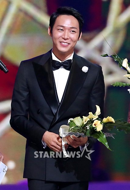 2012 서울드라마어워즈에서 네티즌 인기상 수상 후 박유천이 수상 소감을 말하고 있다 ⓒ사진=홍봉진 기자