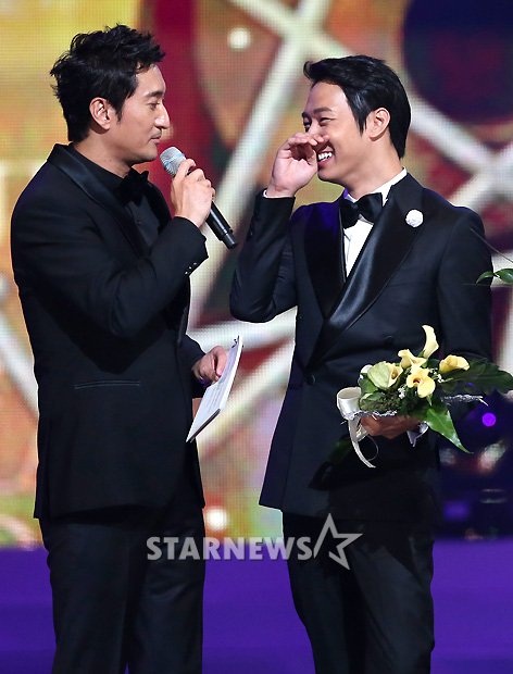 2012 서울드라마어워즈 사회자 신현준의 질문에 웃고 있는 박유천 ⓒ사진=홍봉진 기자