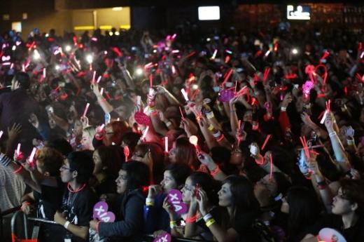 김준수 멕시코시티 단독 콘서트 현장에서 그의 팬임을 상장하는 빨강 야광봉을 들고 열광하는 멕시코 팬들 <사진제공=씨제스엔터테인먼트>