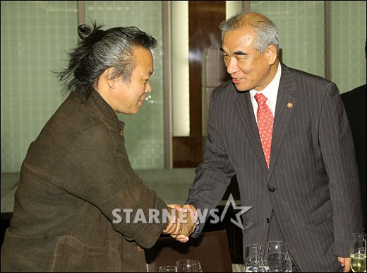 (왼쪽부터) 김기덕 감독, 최광식 문화체육관광부 장관 ⓒ사진=이동훈 기자<br /><br />
