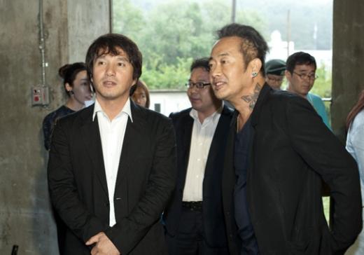 조재현 집행위원장(왼쪽) 사진작가 김중만 (사진제공=DMZ국제다큐멘터리영화제 사무국)