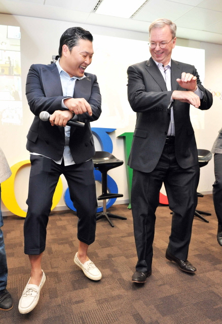싸이(왼쪽)과 에릭 슈미트 구글 회장 <사진제공=구글코리아>