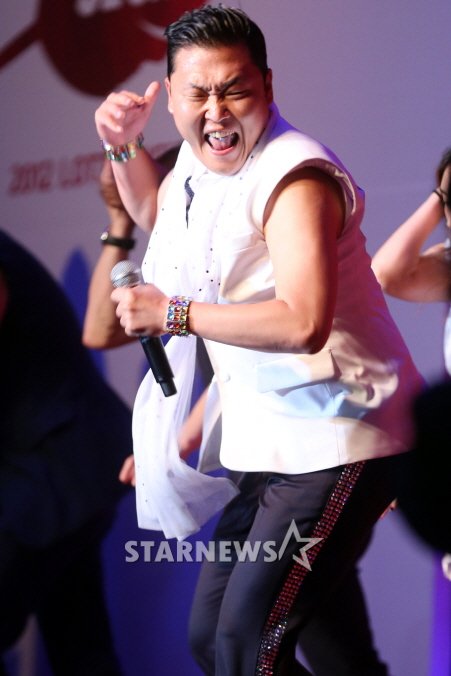 가수 싸이가 6일 오후 부산광역시의 한 호텔에서 열린 'BIFF 영화인의 밤' 행사에서 멋진 무대를 선보이고 있다. 사진=임성균 기자