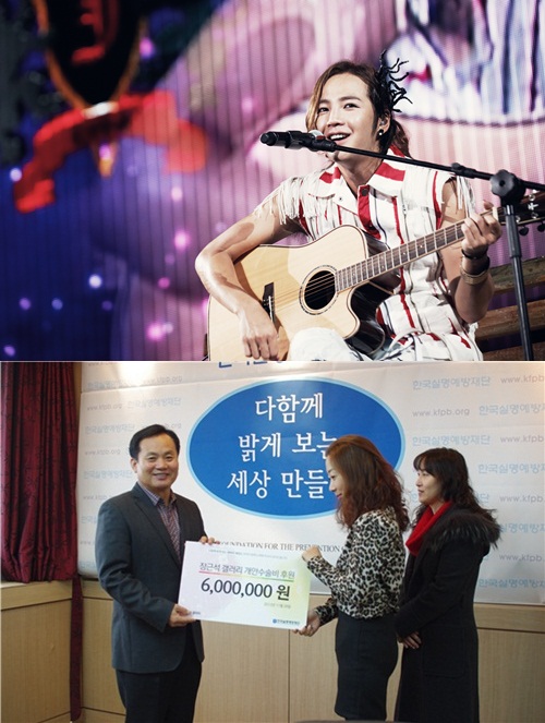 한국실명예방재단 구자근 사무총장이 장근석갤러리 대표로부터 성금을 기탁받고 있다 <사진=한국실명예방재단>
