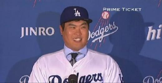 류현진이 입단 공식 기자회견에서 환하게 웃고 있다. (사진=MLB 공식 홈페이지 캡쳐)