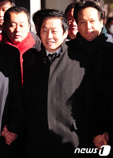 지난해 12월 서울중앙지검에 출두한 정봉주 전 민주통합당 의원 ⓒ뉴스1