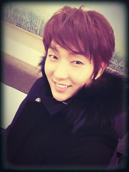 Lee Joon Gi shows off his newly dyed hair and his young look