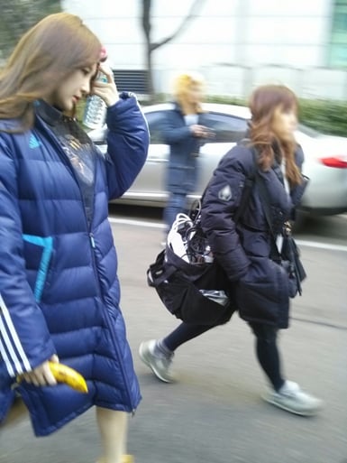 Davichi’s Kang Min Kyung shows off an innocent look on the street