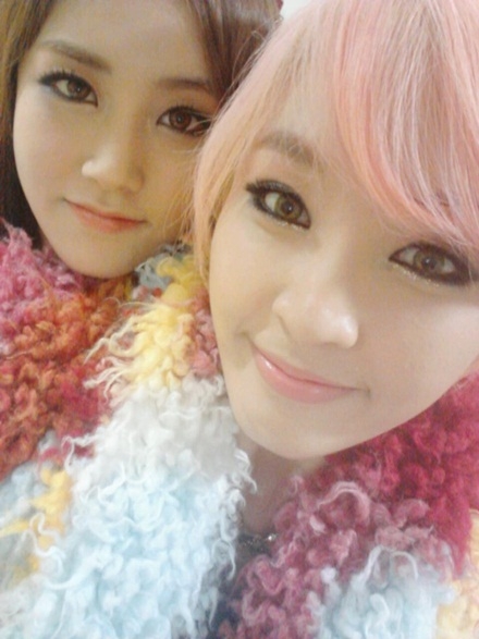 4minute’s unit group takes a close-up self portrait
