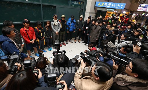 취재진 앞에 선 SBS '정글의 법칙' 출연진 및 제작진 ⓒ인천국제공항=이기범 기자 leekb@