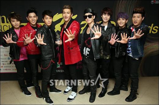 제 2회 가온차트 K-POP 어워드를 올해의 가수상(4분기 음반)을 수상한 슈퍼주니어., 왼쪽에서 2번째가 강인 ⓒ임성균 기자
