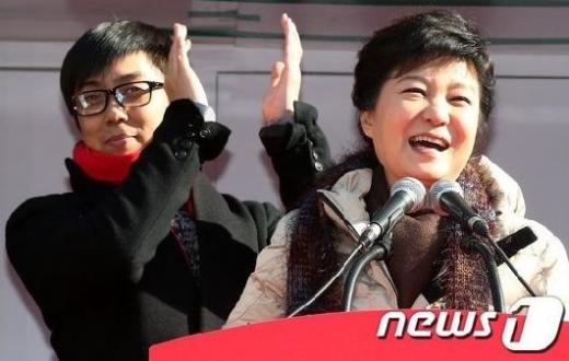 은지원(왼쪽)과 박근혜 당선자 <사진제공=뉴스1>