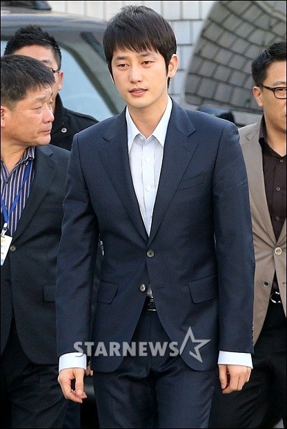 성폭행 혐의로 피소된 배우 박시후가 1일 서울 서부경찰서에 도착해 취재진에 심경을 밝히고 있다. ⓒ이동훈 기자 