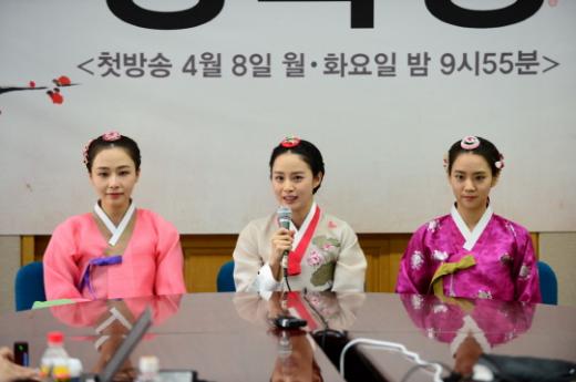 (왼쪽부터) 배우 홍수현, 김태희, 카라 멤버 한승연 ⓒ제공=SBS