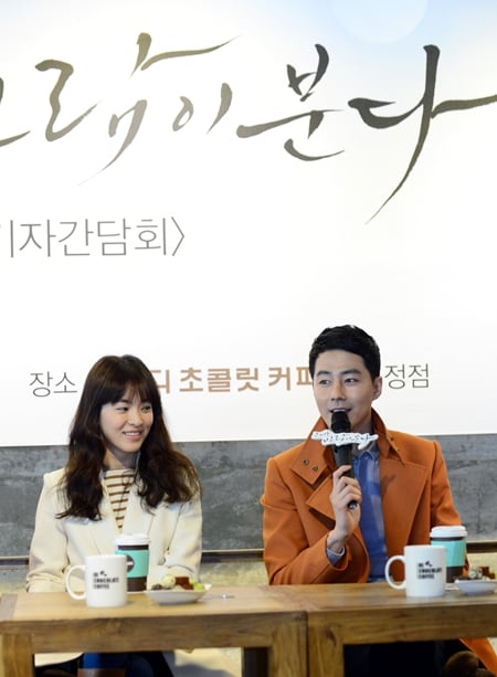 배우 송혜교(왼쪽)와 조인성 <사진제공=SBS>