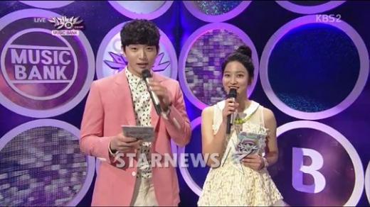 2AM 진운(왼쪽)과 배우 박세영 <화면캡처=KBS 2TV '뮤직뱅크'>