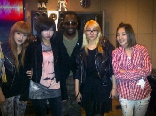 지난해 한국 방문 당시 YG사옥을 찾을 때 2NE1과 만난 윌아이엠(가운데) 