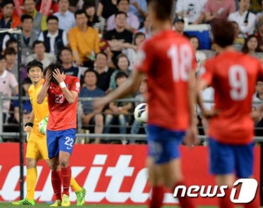 김영권이 이란에게 선제골을 허용한 후 아쉬워하고 있다. /사진=News1 박정호 기자
