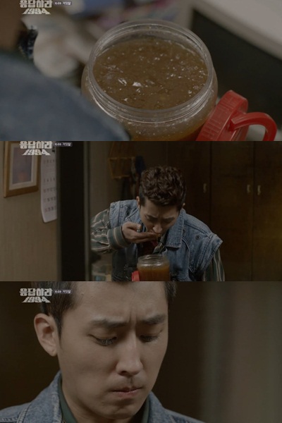 tvN '응답하라 1994' 4회에서 해태가 어머니가 보내준 무화과잼을 먹으며 울컥하는 장면 /사진=tvN 화면캡처