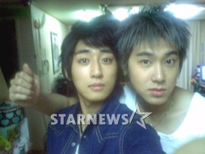 손호준(왼쪽)과 유노윤호. '사촌설'의 원인이 된 사진이다. 