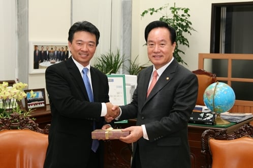 션 츠츠이 하와이주 부지사(왼쪽)와 이병석 대한야구협회장./사진=대한야구협회 제공<br /><br />
<br /><br />
