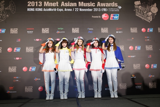 2013MAMA에 참석하는 크레용팝(사진 맨 좌측부터 웨이, 소율, 엘린, 초아, 금미) /사진=CJ E&M 제공