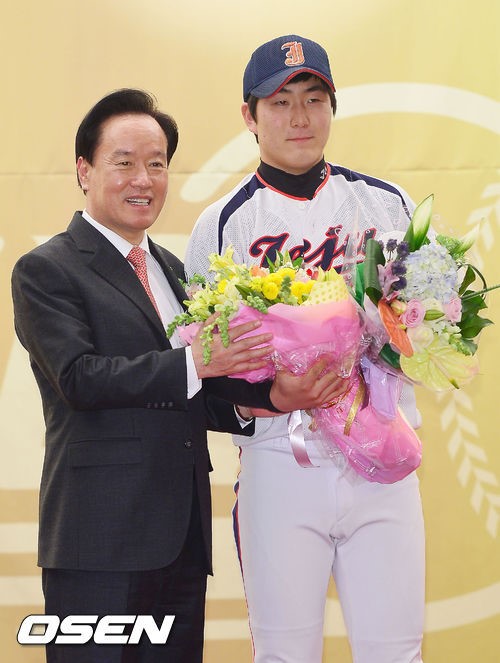 이병석 대한야구협회 회장(왼쪽)과 조영우. /사진=OSEN<br /><br />
<br /><br />
