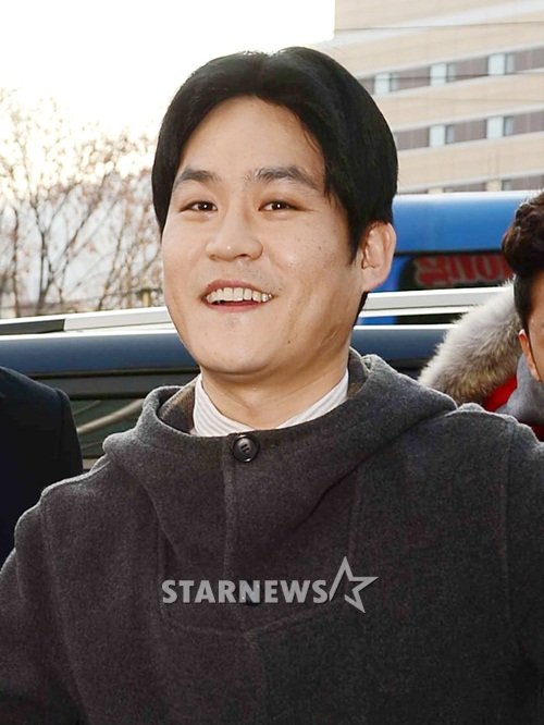 지난 4일 서울 명동에서 열린 시청률 공약 행사에서 김성균이 tvN '응답하라 1994'속 삼천포 모습 그대로 거리를 걷고 있다. /사진=최부석 기자