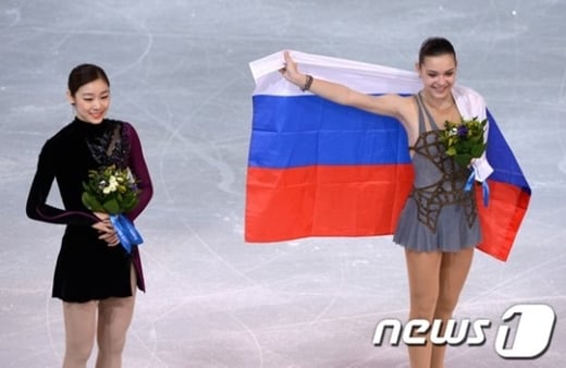 김연아가 21일(한국시간) 러시아 소치 해안 클러스터 아이스버그 스케이팅 팔라스 경기장에서 열린 프리 스케이팅 경기 후 금메달을 딴 러시아 아델리나 소트니코바(오른쪽)와 함께 밝은 미소를 보이고 있다. /사진=뉴스1