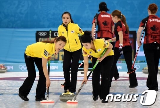 지난 2014 소치올림픽서 러시아와 함께 공동 8위를 기록한 한국 여자 컬링 대표팀 /사진=news1<br /><br />
<br /><br />
