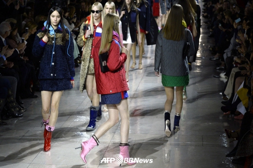 지난 5일 파리에서 열린 2014/2015 가을겨울 미우미우 기성복 컬렉션에 참여한 모델들 워킹./사진AFPBBNews= 뉴스1