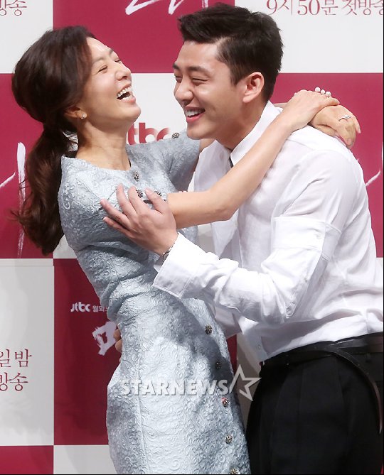 배우 김희애(왼쪽)와 유아인 /사진=홍봉진 기자 