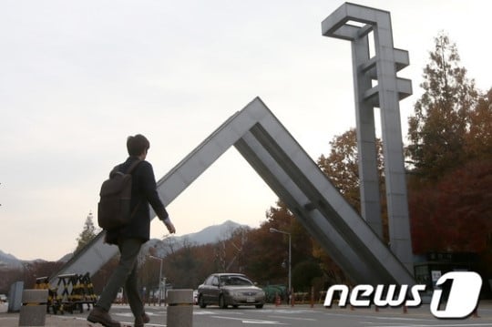 서울대 정문 /사진=news1<br /><br />
<br /><br />
