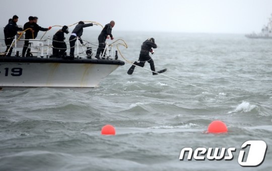 세월호 선내 진입을 위해 투입되는 잠수부. /사진=News1