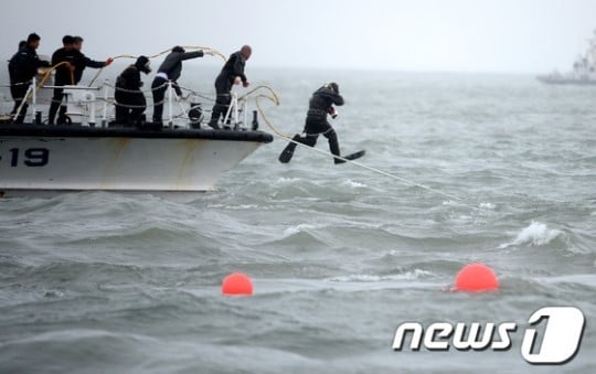 세월호 선내 진입을 위해 투입되는 잠수부. /사진=News1<br /><br />
<br /><br />
