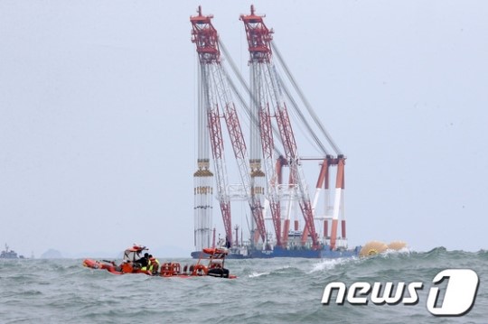 전남 진도군 관매도 인근 해상에서 침몰한 여객선 세월호 사고 나흘째인 19일 오후 사고해역에서 구조대원들이 거센 파도에 난항을 겪고 있다. /사진=뉴스1