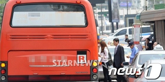 지난 23일 세월호 참사와 관련 안전 불감증 문제로 1,500여 대의 광역버스가 입석 운행을 금지했다./사진=뉴스1
