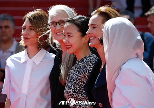 배우 전도연(왼쪽 세번째)/칸(프랑스)=뉴스1/AFP
