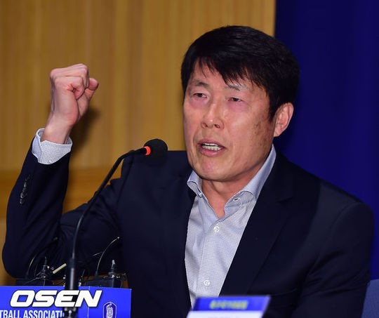 차범근 전 대표팀 감독이 홍명보 감독을 향해 화이팅을 외치고 있다. /사진=OSEN<br /><br />
<br /><br />
